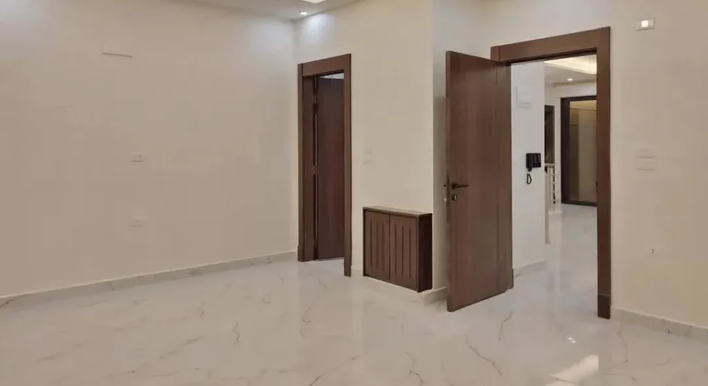 تشطيب صالة مودرن وتركيب أرضيات بورسلان أبيض بنقشة الرخام الفاخر من أعمال شركة مقاول الكويت